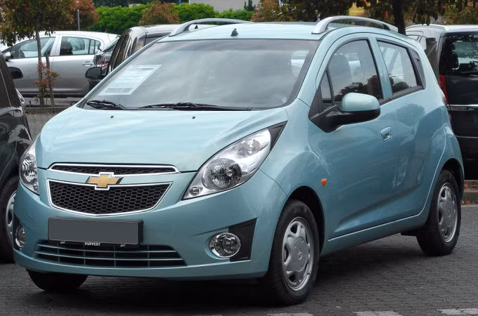  4. Chevrolet Spark: Chiếc xe này được lắp ráp từ những vật liệu không chất lượng và động cơ gây tiếng ồn lớn khiến người sử dụng khó chịu.