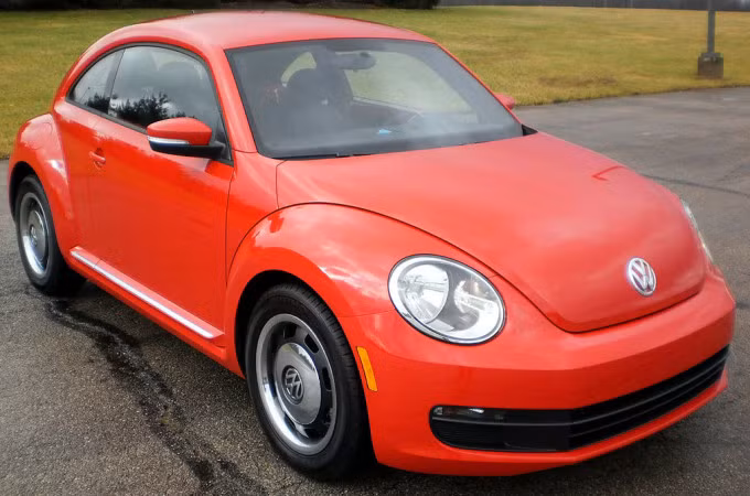  10. Volkswagen Beetle: Chiếc xe không quá tệ nhưng với cùng số tiền bạn có thể có lựa chọn tốt hơn. Đây không phải lựa chọn phù hợp cho những chuyến đi dài, trừ khi bạn là fan ruột của dòng xe Beetle.