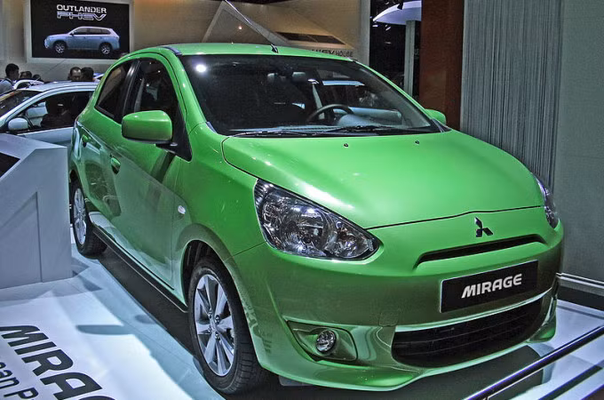  8. Mitsubishi Mirage: Chiếc xe này có tốc độ hạn chế, không gian phía sau hẹp, thiết kế sử dụng quá nhiều vật liệu plastic và không phù hợp cho những chuyến đi đường trường.