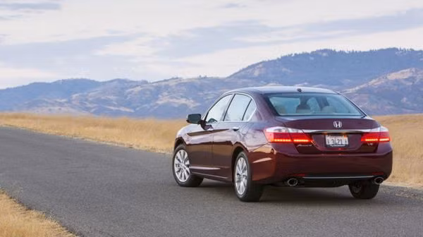  8. Honda Accord: Mẫu sedan hạng trung này đã có 21.011 chiếc xe được bán ra trong tháng đầu năm. Tuy nhiên dòng xe này sẽ phải hoàn thiện hơn để duy trì sức cạnh tranh.