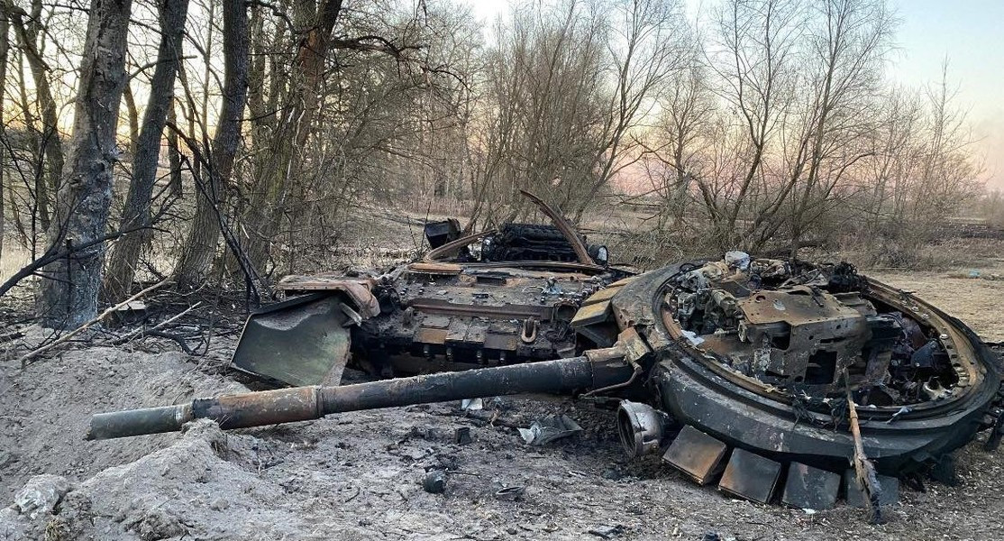 Mặt khác để hệ thống nạp đạn tự động chứa hàng chục viên đạn trong ổ quay rất nguy hiểm nếu bị trúng đạn sẽ kích nổ hiệu ứng dây chuyền.