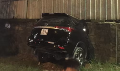 Dung toc gay canh o to cho 3 nguoi dam xuyen tuong nha-Hinh-2