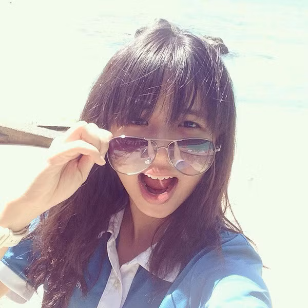 Là một cô gái sinh ra từ ống nghiệm, tuổi thơ của Lan Thy cũng trải qua nhiều khó khăn khi bạn bè đồng trang lứa luôn nhắc đến “sự đặc biệt” trong xuất thân của cô bạn và trêu chọc.