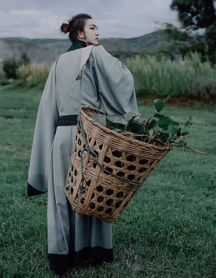 Nét cuốn hút nhất của bộ ảnh đó là sự kỳ bí, cảnh ẩn hiện, người cũng mong manh.