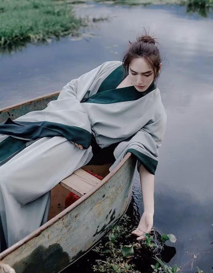 Tinh Dã lần này đã hóa thân thành mỹ nam đẹp trai và nam tính hơn nhiều so với các bức ảnh soái ca tóc dài.