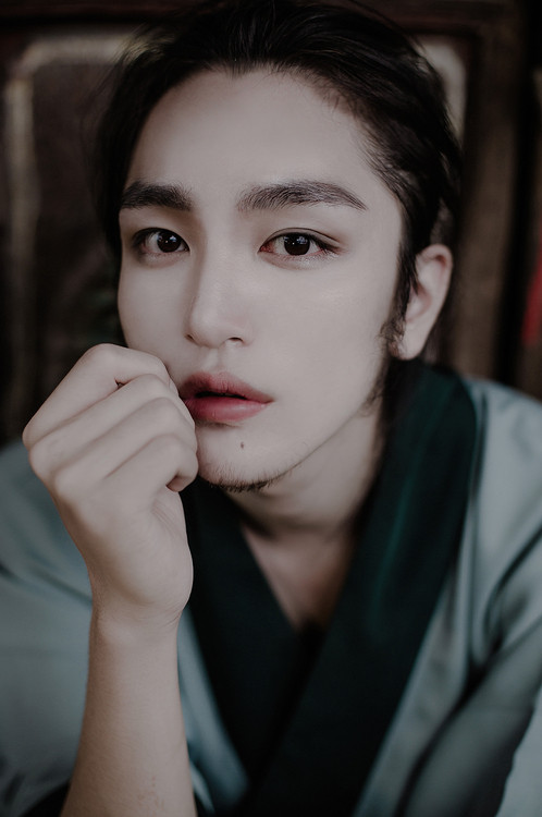 Mọi người đã không còn quá lạ lẫm với tên tuổi của Tinh Dã, chàng soái ca tóc dài xinh hơn hon girl từng gây sốt mạng Trung - Việt. Dường như đó chưa phải là tác phẩm nghệ thuật duy nhất Tinh Dã muốn gửi gắm đến người hâm mộ, mới đây nam thần 9X lại tiếp tục gây bão khi công bố bộ ảnh liêu chai kỳ bí.