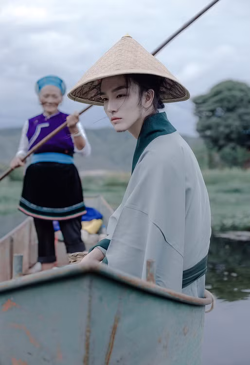 Bộ ảnh lần nãy cũng theo phong cách cũ, chàng soái ca đẹp trai hóa trang thành lão ngư phiêu diêu trên sông nước. Nền ảnh mang thiên hướng cổ xưa, Tinh Dã như đang sống và diễn tả lại rất thực cuộc sống quá khứ.