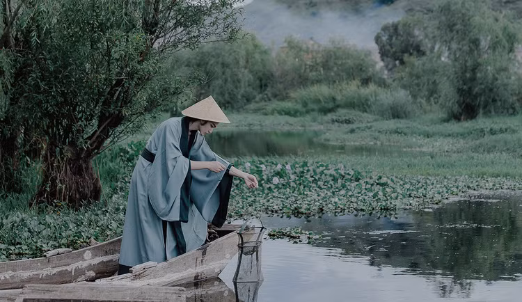 Phong thái ung dung, tự tại của ông lão ngư hào hoa không khỏi khiến fan nữ muốn quay về thời cổ để gặp gỡ cho thỏa mong nhớ.