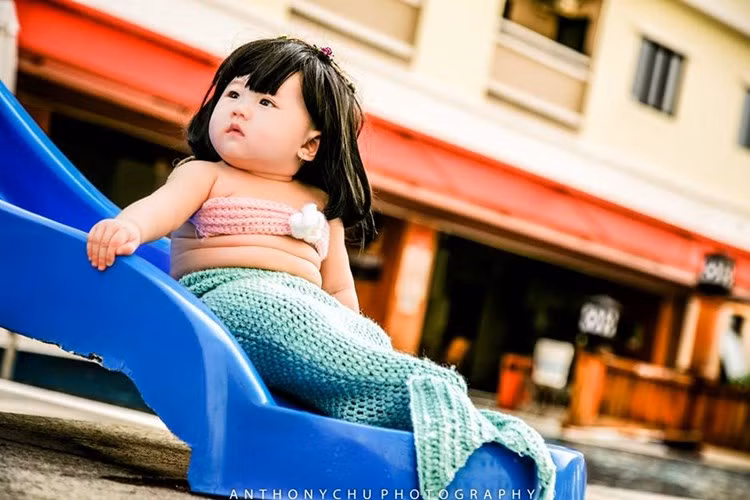 Được biết, bộ ảnh bé Khả Di hóa thân thành Tiểu Mỹ nhân ngư được nhiếp ảnh gia Anthonychu - Chu Thuận Phát thực hiện, dựa trên ý tưởng của chính bố mẹ bé sau khi xem bộ phim "Mỹ nhân ngư" đình đám của Châu Tinh Trì.