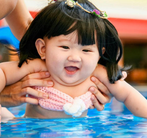 Điều này khiến bố mẹ của bé Khả Di hết sức bất ngờ và vui mừng. Ngay sau khi biết con mình "nổi tiếng", bố mẹ bé Di đã khoe ngay với người thân, bạn bè và ai nấy đều chúc mừng và tỏ ra vô cùng thích thú.