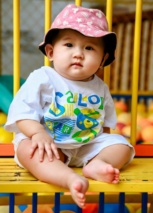 Tiểu Mỹ nhân ngư sinh hồi tháng 8/2015, hiện đã nặng 9,5kg. Do rất chịu ăn uống nên bé Khả Di khá mập mạp và khỏe mạnh.