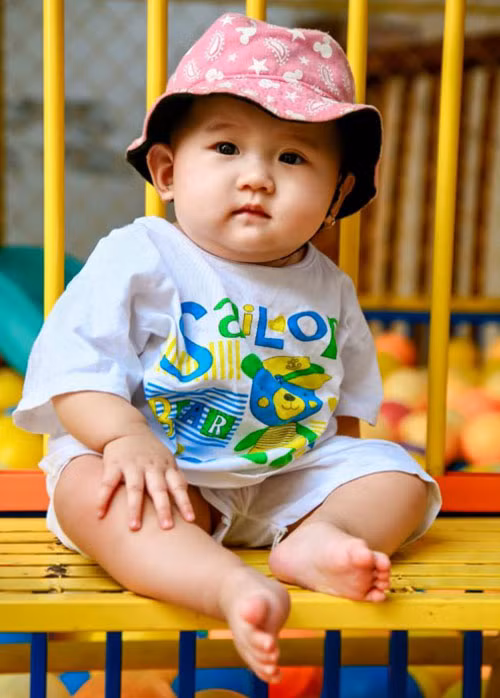 Tiểu Mỹ nhân ngư sinh hồi tháng 8/2015, hiện đã nặng 9,5kg. Do rất chịu ăn uống nên bé Khả Di khá mập mạp và khỏe mạnh.