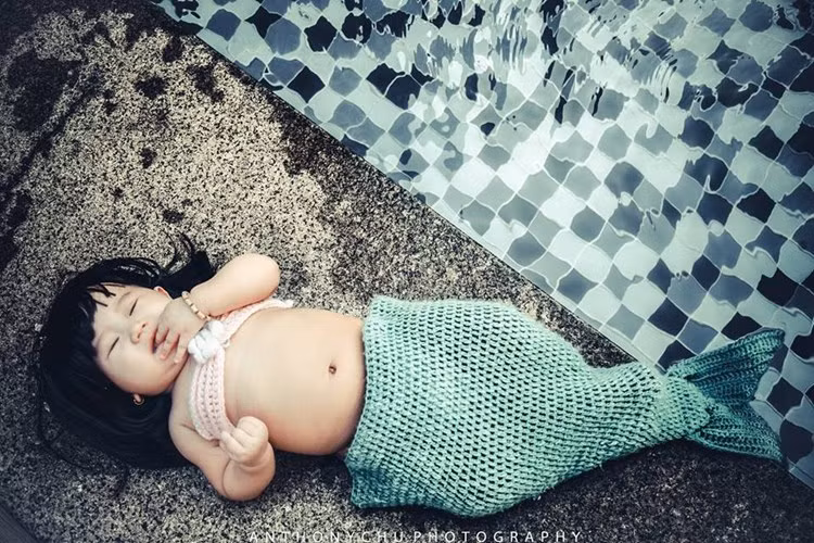 Được biết bé Khả Di mới được 6 tháng tuổi, hiện đang sống cùng gia đình tại TP HCM. Theo chia sẻ của mẹ bé, khi đi chụp ảnh ở bể bơi bé Khả Di không những không sợ sệt mà còn tỏ ra rất thích thú, chịu nằm, ngồi im để nhiếp ảnh gia làm việc.