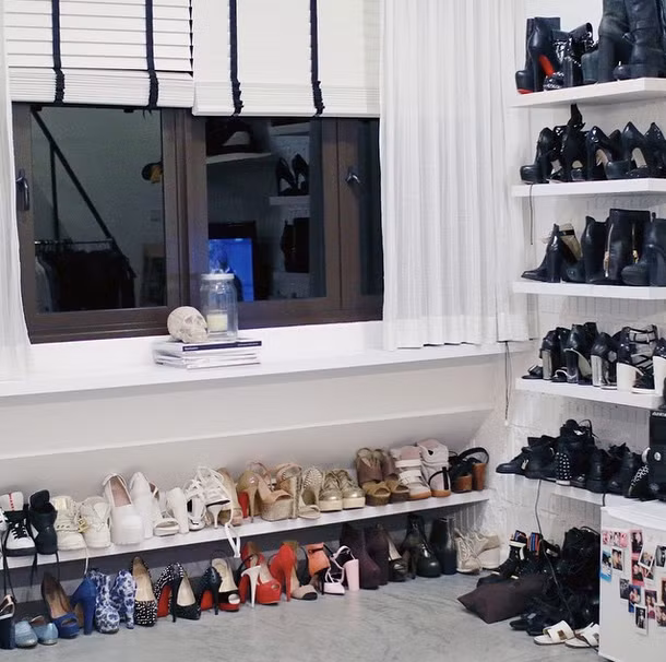 Tủ giày của Mae Tân thường xuyên được dân mạng soi về giá. Nhiều cô gái phải thốt lên rằng, sao cô gái này lại có thể chịu chơi đến vậy.