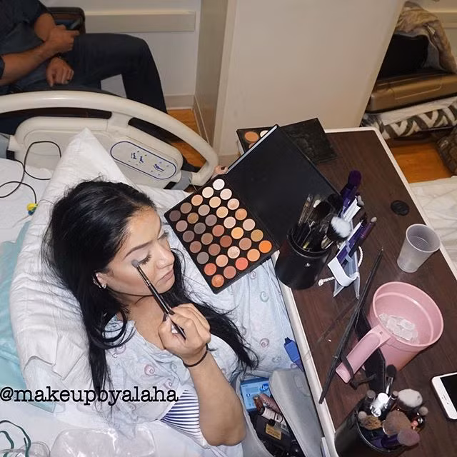 Chỉ trong thời gian ngắn khi bức ảnh này được đăng tải trên mạng xã hội, tên tuổi và thông tin cá nhân của bà bầu xinh đẹp trong ảnh liên tục được điều tra. Mọi người thực sự ngạc nhiên trước hành động kỳ quặc của bà bầu, bởi trong cơn vượt cạn đầy cam go mà người phụ nữ vẫn ung dung làm đẹp.