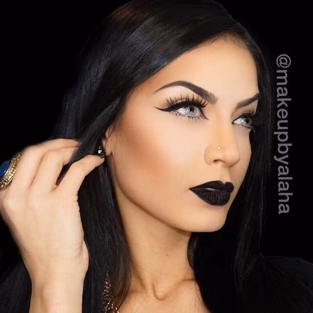 Luôn trú trọng đến khuôn mặt, bệnh nghề nghiệp đã ngấm vào máu của bà mẹ một con quyến rũ.