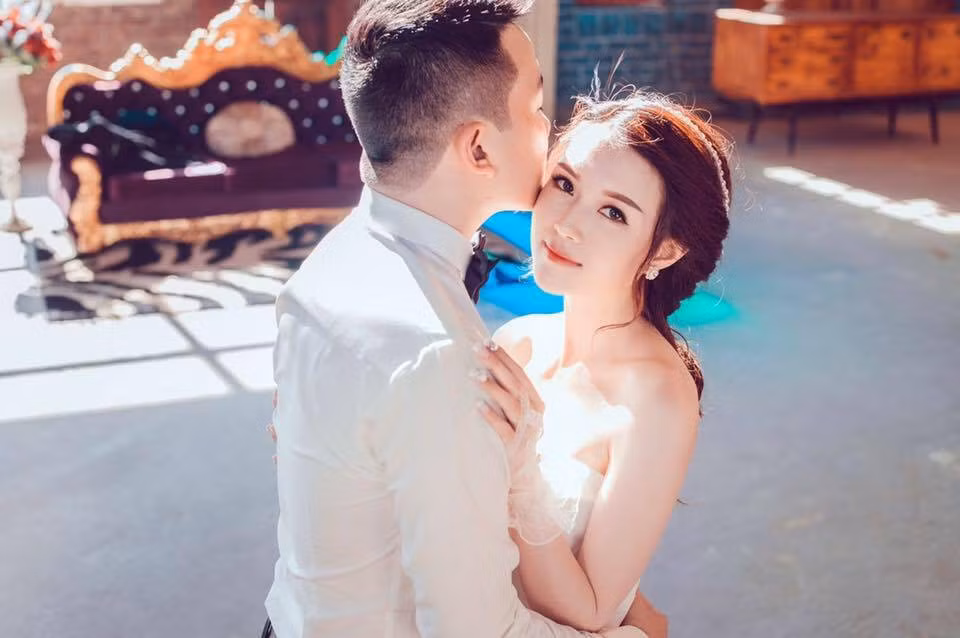 Ngoài sự tháo vát được khen ngợi, chồng của Quỳnh Anh còn được miêu tả là một người đàn ông vô cùng tình cảm. Anh hiện đang làm công việc theo giờ hành chính nhưng về đến nhà chỉ quấn lấy con, chăm sóc cho con kỹ càng, biết làm cả những công việc khá khó như nhỏ mắt, rơ lưỡi hay tắm cho con…