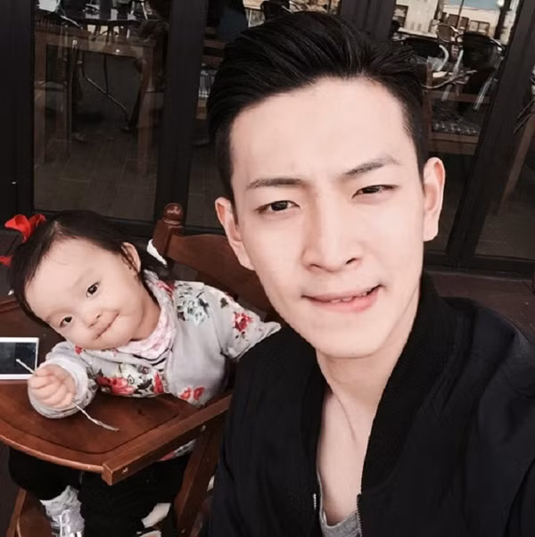 Phong cách thời trang của Young Papa cũng được giới trẻ dành nhiều lời khen ngợi. Hiên danh tính của ông bố hot boy vẫn đang được dân mạng tìm hiểu.