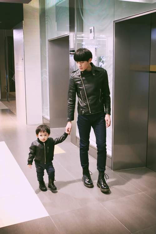 Jin Renyu ông bố nam thần, quốc tịch Hàn Quốc khiến nhiều fan hâm mộ nước này hú hét khi đăng tải các bức ảnh cùng cậu con cưng. Hai bố con thường xuyên diện đồ đôi cực ngầu, vô cùng đáng yêu.