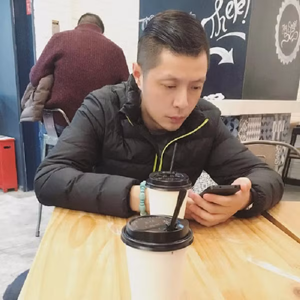 Không ai nghĩ chủ nhân của bức ảnh này đã 47 tuổi, bởi phong cách ăn mặc và ngoại hình chỉ như thanh niên đôi mươi.