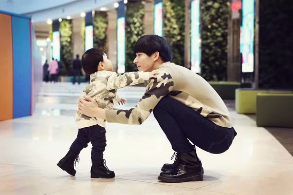 Cậu con trai cũng sở hữu những đường nét đẹp trai của khuôn mặt bố nên dự đoán trong tương lai sẽ trở thành siêu mẫu nhí trong làng giải trí Hàn.