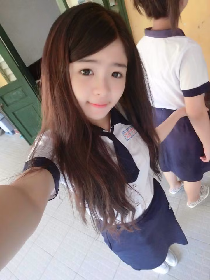 Hot girl 9X đang trong độ tuổi đến trường, cô nàng vẫn còn lưu giữ được những nét ngây thơ, thuần khiết của độ tuổi ô mai mơ. Các bức hình của Ann Dâu nhận được hàng trăm lượt thích và chia sẻ.