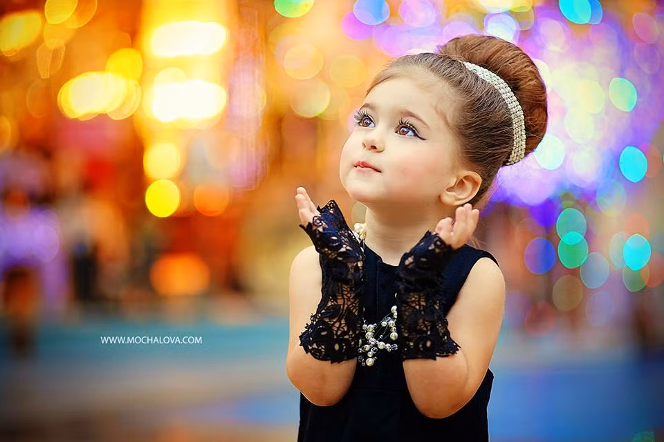 Khuôn mặt bầu bình, nụ cười dễ thương và tính cách nhí nhảnh của Audrey khiến ai cũng thích và hâm mộ.