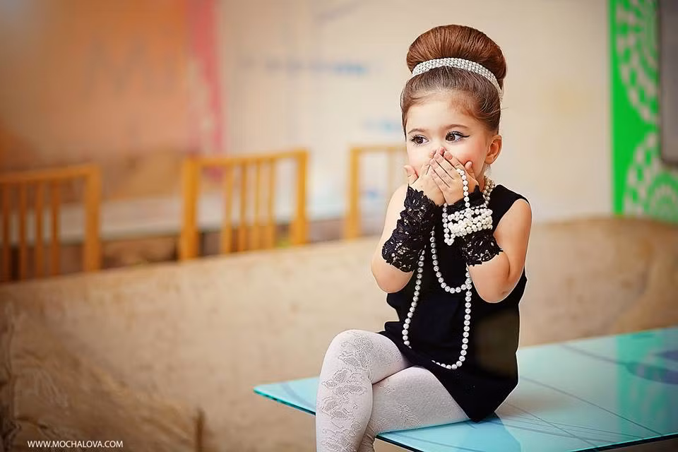 Từ cách tạo dáng ngồi, hay che tay ngúng nguẩy đều là Audrey tự nghĩ rồi thể hiện cho cha chụp, cha cô bé không hề phải dạy con gái tạo dáng như thế nào để có bức hình đẹp.