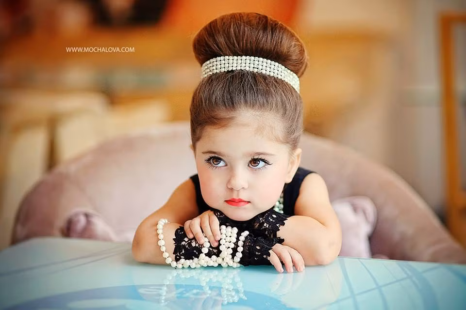 Sau khi người cha nhiếp ảnh Mochalova chia sẻ bộ ảnh chụp cô con gái yêu Audrey trên mạng xã hội, nhiều dân mạng đã đồng loạt chia sẻ các bức ảnh của cô bé xinh xắn được gọi với cái tên yêu thương là tiểu công chúa xinh đẹp.