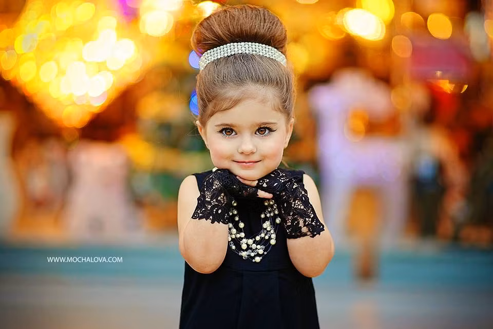 Nhiều người đồn đoán, có thể Audrey là mẫu nhí chuyên nghiệp, có khá ít thông tin về cô bé. Người ta chỉ biết đến Audrey qua trang cá nhân của cha cô bé, tuy nhiên thông tin của cha cô công chúa nhỏ cũng không có nhiều.