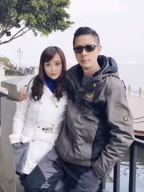 Cả hai bố mẹ cô gái đều thuộc hàng nhan sắc tuyệt phẩm. Được biết, bố mẹ cô bằng tuổi nhau, cùng sinh năm 1969, nhưng họ đứng cạnh cô con gái thì ai cũng nghĩ họ chỉ là anh chị em của cô.