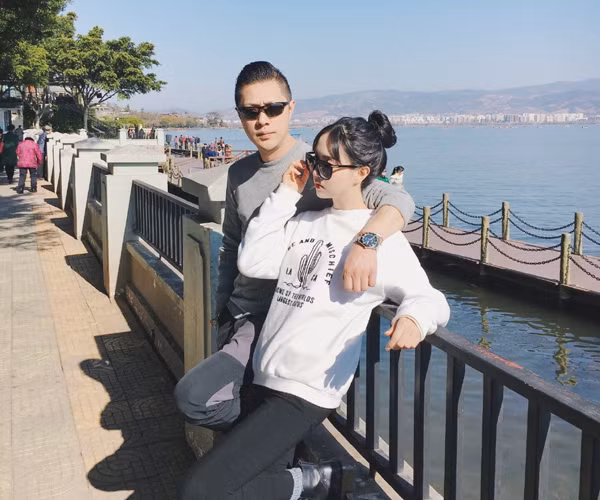 Gia đình của cô gái hiện đang sinh sống tại Thành Đô (Trung Quốc). Gia đình cô có 4 người, 2 bố mẹ, con gái và bà nội. Những bức ảnh cô đăng tải là những shoot hình mới nhất của cả gia đình trong một lần đi chơi.