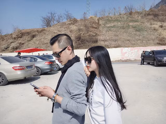 Theo thông tin mà cô con gái tiết lộ, ông bố hot boy của cô sinh năm 1969, năm nay 47 tuổi, nhưng diện mạo và cách ăn mặc của của ông như thanh niên mới 25.