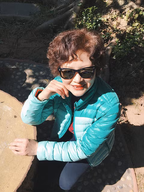 Bên cạnh những bình luận trái chiều, không thể phủ nhận gia đình cô gái ai cũng đều rất trẻ so với tuổi thực, điều mà ai ai cũng ao ước.