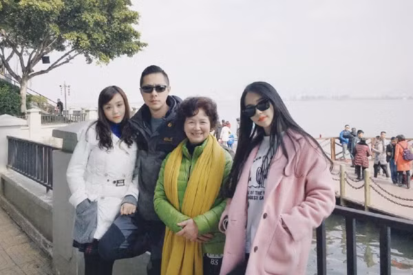 Ảnh chụp đại gia đình cô gái được dân mạng khen không tiếc lời, nhiều người gửi lời chúc mừng và hỏi bí quyết để trẻ mãi không già của gia đình cô. Một số còn bình luận rằng, gia đình cô có thể thuộc hạng trung lưu, có điều kiện nên có thời gian đầu tư cho trang phục và họ không phải lam lũ, vất vả, hiển nhiên họ trẻ là điều dễ hiểu.