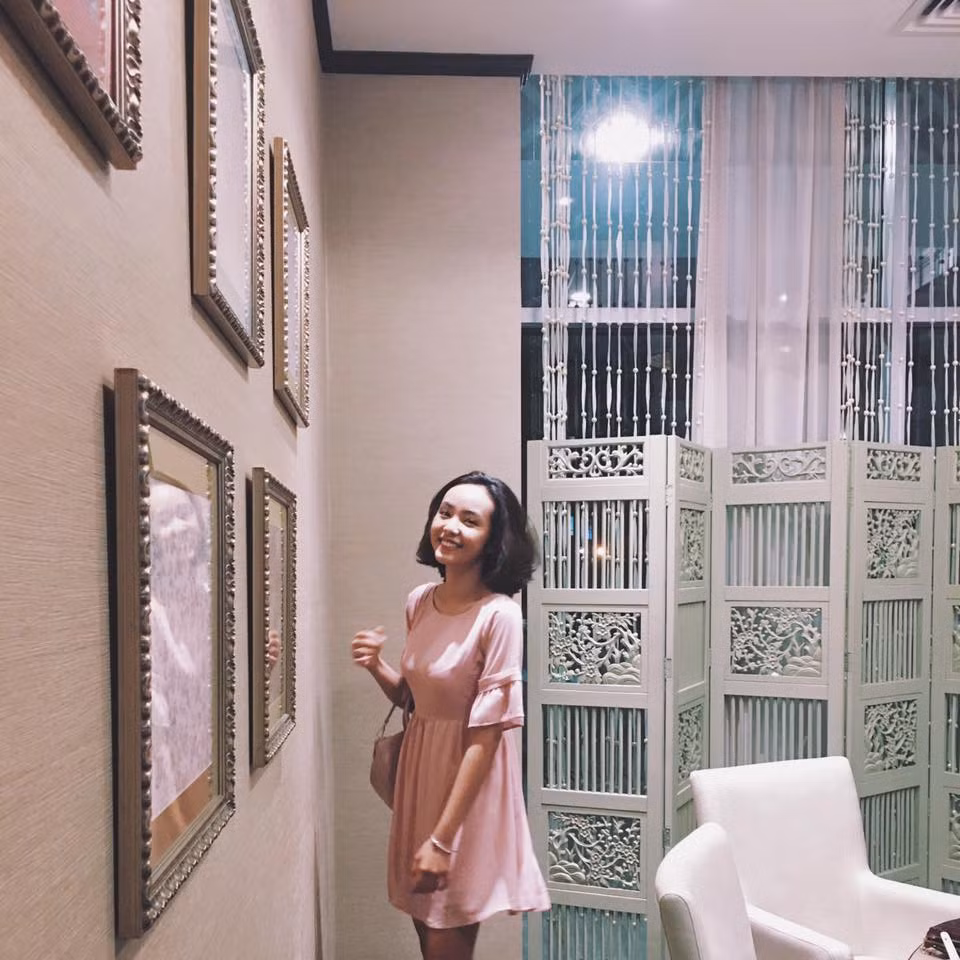 Trong bộ váy hồng xinh xắn, Bảo Trân cười rạng rỡ đón tuổi mới cùng mái tóc mới trẻ trung, đáng yêu.