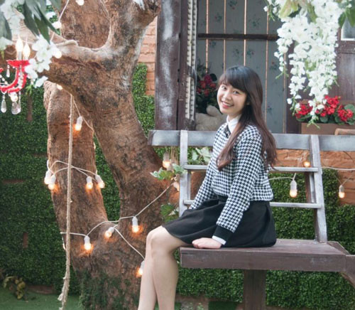 Không chỉ có thành tích học tập tốt, là một nữ sinh ưu tú... Hoài Thương còn gây ấn tượng bởi ngoại hình xinh xắn, dễ thương. Đã có rất nhiều chàng trai đã ngỏ ý muốn xin thông tin, làm quen, kết bạn với Hoài Thương bởi đơn giản họ đã quá nể phục một cô cảnh sát tương lai xinh xắn, nhỏ nhắn nhưng lại rất mạnh mẽ. Trong đời thường, Hoài Thương cũng là một cô gái rất dịu dàng, nữ tính, có những sở thích như đọc sách, chụp ảnh và giao lưu với bạn bè. Ảnh: FBNV.