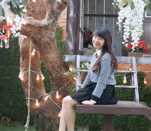 Không chỉ có thành tích học tập tốt, là một nữ sinh ưu tú... Hoài Thương còn gây ấn tượng bởi ngoại hình xinh xắn, dễ thương. Đã có rất nhiều chàng trai đã ngỏ ý muốn xin thông tin, làm quen, kết bạn với Hoài Thương bởi đơn giản họ đã quá nể phục một cô cảnh sát tương lai xinh xắn, nhỏ nhắn nhưng lại rất mạnh mẽ. Trong đời thường, Hoài Thương cũng là một cô gái rất dịu dàng, nữ tính, có những sở thích như đọc sách, chụp ảnh và giao lưu với bạn bè. Ảnh: FBNV.