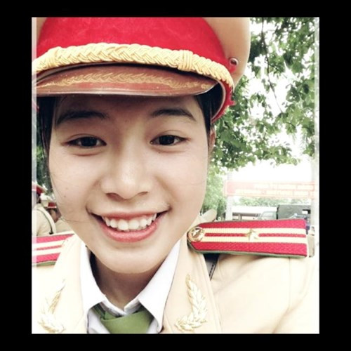 Sau khi hình ảnh của Hoài Thương xuất hiện trên các trang báo, các fanpage trên Facebook... cô nữ sinh cảnh sát trẻ tuổi trở nên nổi tiếng, được rất nhiều người quan tâm, hỏi han và tìm kiếm thông tin. Ảnh: FBNV.