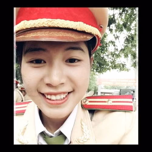 Sau khi hình ảnh của Hoài Thương xuất hiện trên các trang báo, các fanpage trên Facebook... cô nữ sinh cảnh sát trẻ tuổi trở nên nổi tiếng, được rất nhiều người quan tâm, hỏi han và tìm kiếm thông tin. Ảnh: FBNV.