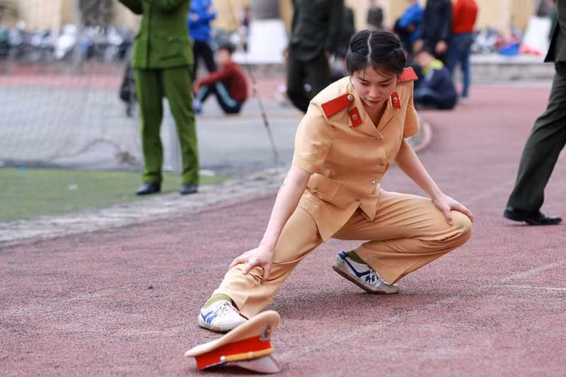 Từng ấy lần được khen thưởng đã đủ chứng minh Hoài Thương là một gương mặt trẻ ưu tú, một nữ sinh, học viên xuất sắc của trường, được nhiều giảng viên, bạn bè yêu quý. Lần tham gia liên hoan võ thuật mới đây, với khả năng của mình nữ sinh cảnh sát Nghệ An xinh đẹp lại một lần nữa tạo nên những dấu ấn đậm nét. Ảnh: DV.