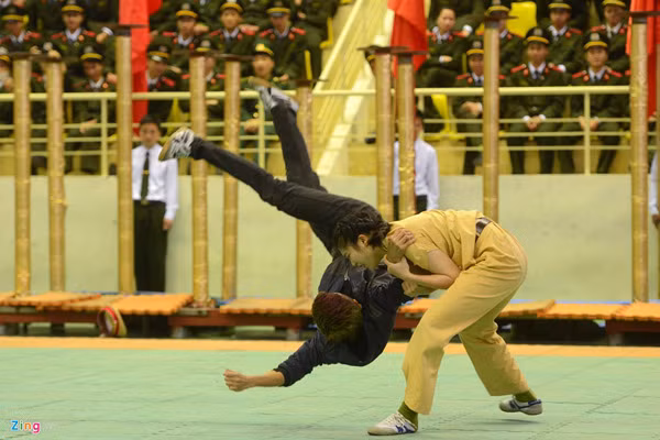 Theo tìm hiểu, nữ sinh cảnh sát bay người kẹp cổ 3 thanh niên nổi tiếng tên thật là Lương Thị Hoài Thương, sinh năm 1995, đến từ Thái Hoà, Nghệ An. Hiện Hoài Thương đang là học viên năm cuối của lớp B2C1-H01s, trường Cao đẳng Cảnh sát nhân dân 1. Ảnh: Zing.