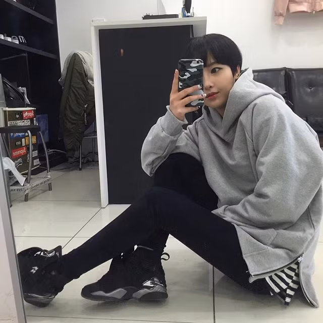 Đôi môi trái tim gợi tình và gương mặt thanh tú, cả nam giới và phụ nữ đều "thất điên bát đảo" trước hot boy xinh đẹp của xứ Hàn. Trang facebook của jjjjjjio không được nổi như Instagram nhưng cũng thu hút được gần 8k lượt người theo dõi.