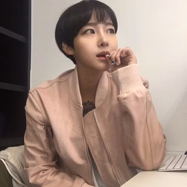 Khả năng phối đồ và gu thẩm mỹ của jjjjjjio cũng được nhiều bạn giới trẻ học tập. Qua các bức ảnh được chia sẻ trên mạng xã hội, có thể thấy tủ đồ của jjjjjjio rất đa dạng, giúp cô biến hóa trong mọi hình ảnh.