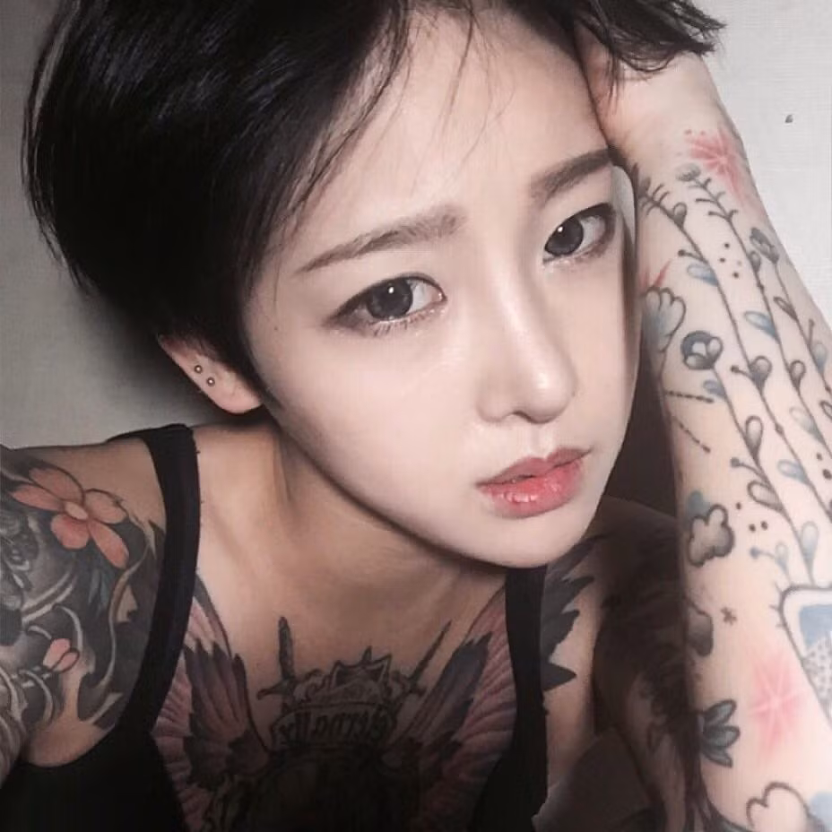 Cô gái trẻ cũng đam mê nghệ thuật "đâm, chích" nên cơ thể có rất nhiều những hình xăm đẹp. Ắt hẳn, giới mày râu vừa thần tượng nhưng cũng phải e dè với các bức hình này của cô nàng.