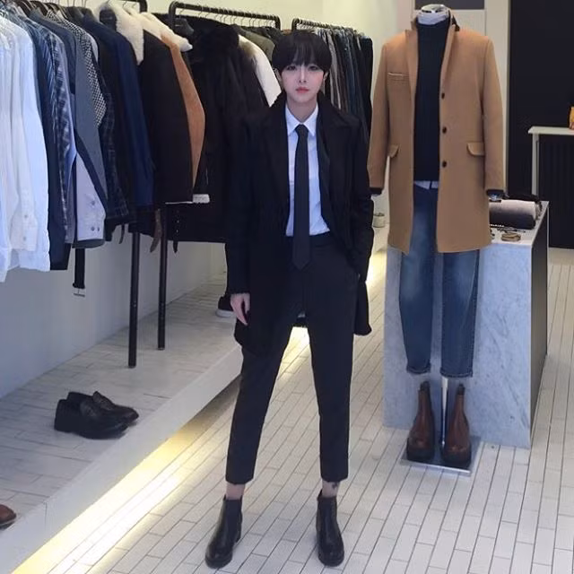 Bức ảnh kiểu như thế này khó có thể phân biệt jjjjjjio là nam hay nữ. Bởi khuôn mặt quá xinh đẹp, nhưng trang phục lại đậm chất nam tính cùng với đó vòng 1 của jjjjjjio cũng không lộ rõ, vậy nên vấn đề giới tính của cô gái đang là câu hỏi lớn nhất được đặt ra trong lòng giới trẻ hâm mộ.