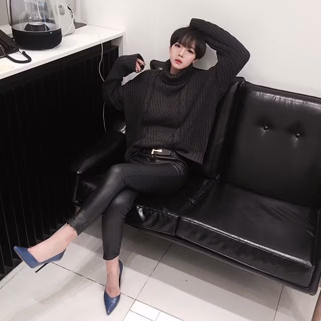 Chỉ có những trang phục khi jjjjjjio đi dép cao gót và ăn mặc nữ tính kiểu như thế này thì người ta mới dám khẳng định cô là con gái.