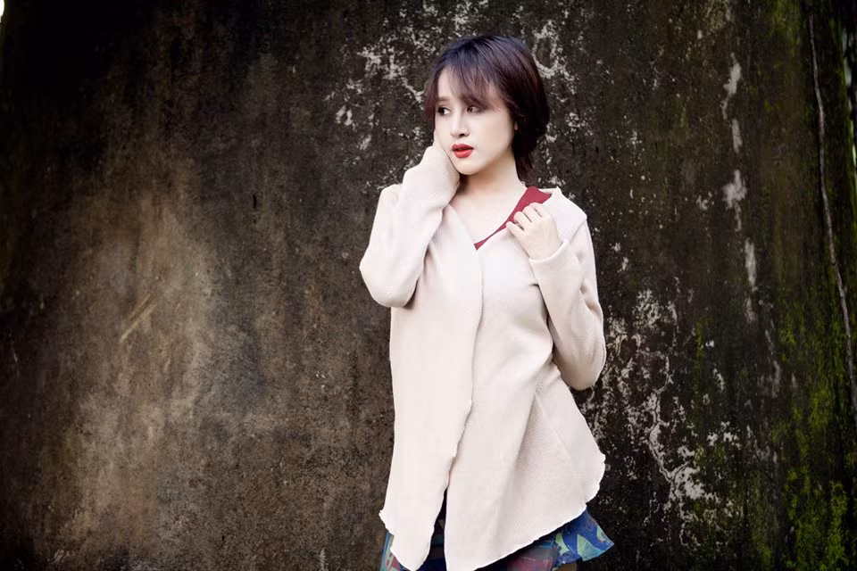 Bộ ảnh nhanh chóng thu hút số lượng like, chia sẻ lớn của dân mạng. Tuy nhiên sau khi bấm lướt qua từng bức hình, nhiều fan, bạn trẻ đã thốt lên rằng khuôn mặt Bà Tưng Lê Thị Huyền Anh trong bộ ảnh mới này quá khác lạ. Thậm chí có dân mạng còn bình luận "Không nhận ra Huyền Anh luôn".