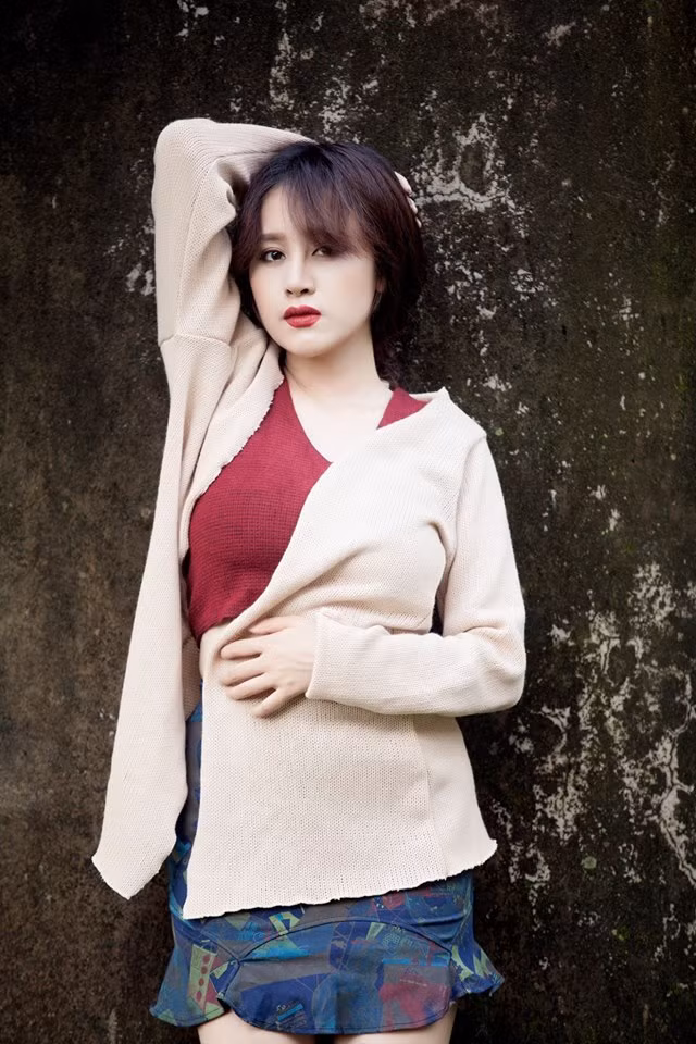 Nhiều bạn trẻ, cư dân mạng tranh cãi về khuôn mặt có đôi chút khác lạ của Bà Tưng trong bộ ảnh mới. Một số người phao tin cô hot girl 9X này lại tiếp tục phẫu thuật thẩm mỹ, nhưng lập luận này nhanh chóng bị bác bỏ bởi thời gian giữa lần xuất hiện cuối cùng của Bà Tưng với thời điểm bộ ảnh mới này được đăng tải là rất sát nhau.