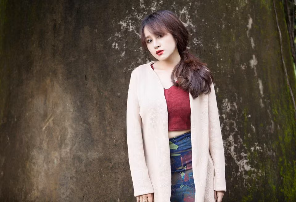 Bối cảnh thực hiện bộ ảnh mới cũng rất đơn giản, chỉ là một bức tường rêu cũ kỹ. Hình ảnh Bà Tưng da trắng bóc, phối đồ sáng màu và màu son đỏ đậm trông thực sự nổi bật trên phần phông nền màu trầm.